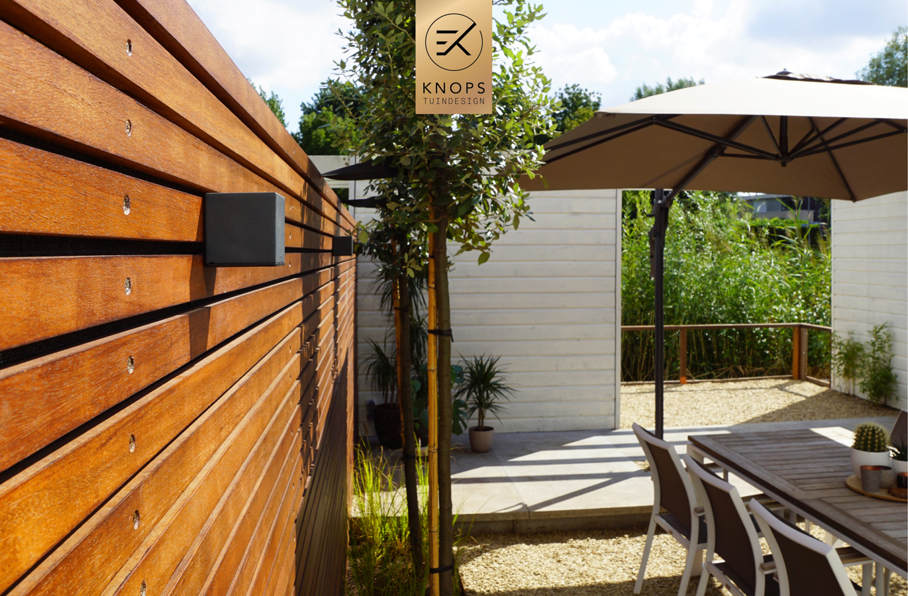 Luxe tuin met overkapping thuiswerken in tuin poolhouse buitenverblijf flexwerken in de tuin polyester sierbakken buitenhaard sierbakken kachel luxe erik knops tuinarchitect