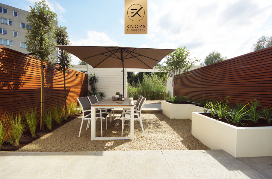 Luxe tuin met overkapping thuiswerken in tuin poolhouse buitenverblijf flexwerken in de tuin polyester sierbakken buitenhaard sierbakken kachel luxe erik knops tuinarchitect