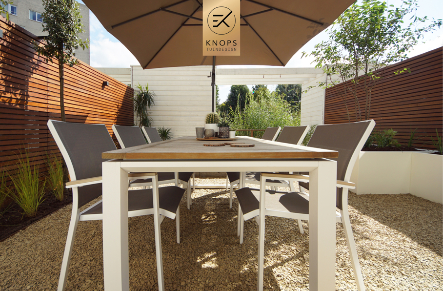 Luxe tuin met overkapping thuiswerken in tuin poolhouse buitenverblijf flexwerken in de tuin polyester sierbakken buitenhaard sierbakken kachel luxe erik knops tuinarchitect