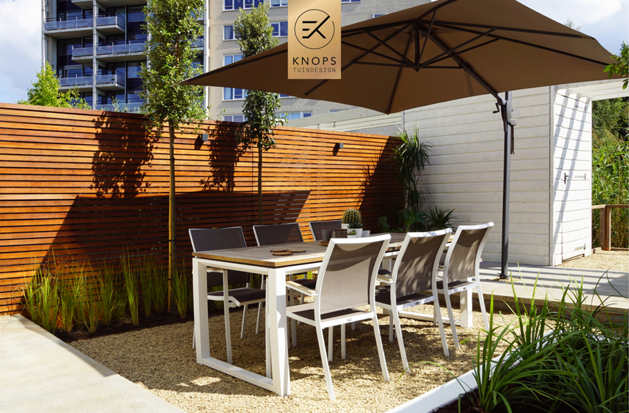 Luxe tuin met overkapping thuiswerken in tuin poolhouse buitenverblijf flexwerken in de tuin polyester sierbakken buitenhaard sierbakken kachel luxe erik knops tuinarchitect