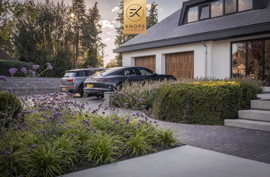 Villatuin zwembad overloopzwembad keramiek buitenhaard vlonder tuinontwerp luxe designtuin hoog design wellnesstuin meerstammige bomen luxe erik knops tuindesign