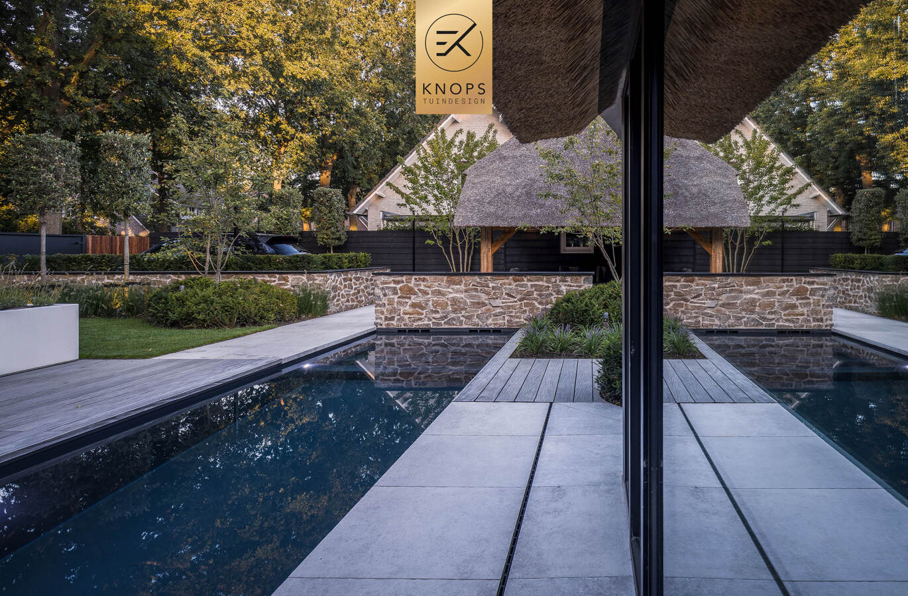 garden design villagarden swimmingpool wellnessgarden wellnesstuin met luxe door tuinarchitect Erik Knops Knops Tuindesign spiegelvijver keramische architectuur tuinen 