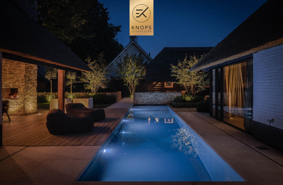 garden design villagarden swimmingpool wellnessgarden wellnesstuin met luxe door tuinarchitect Erik Knops Knops Tuindesign spiegelvijver keramische architectuur tuinen 