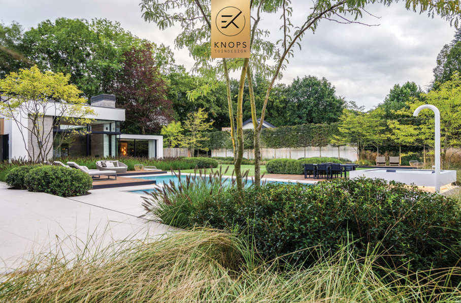 garden design villagarden swimmingpool wellnessgarden wellnesstuin met luxe door tuinarchitect Erik Knops Knops Tuindesign spiegelvijver keramische architectuur tuinen 