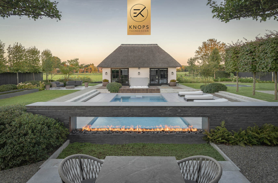 moderne tuin villatuin nieuwbouw villa luxe entree exclusief tuinontwerp modern zwembad poolhouse met sauna buitendouche exclusive garden design luxury garden modern garden