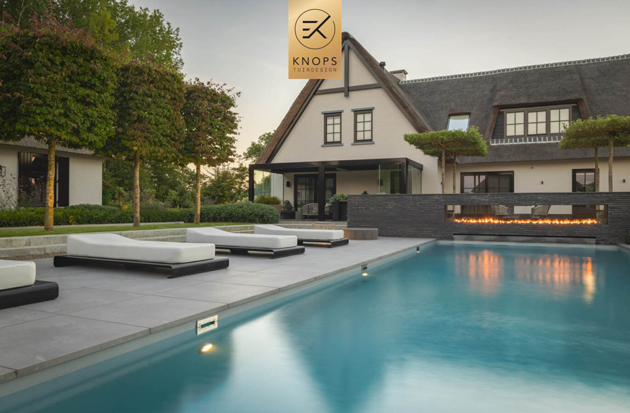moderne tuin villatuin nieuwbouw villa luxe entree exclusief tuinontwerp modern zwembad poolhouse met sauna buitendouche exclusive garden design luxury garden modern garden